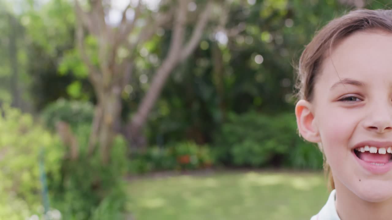 retrato de una chica caucásica feliz en el jardín