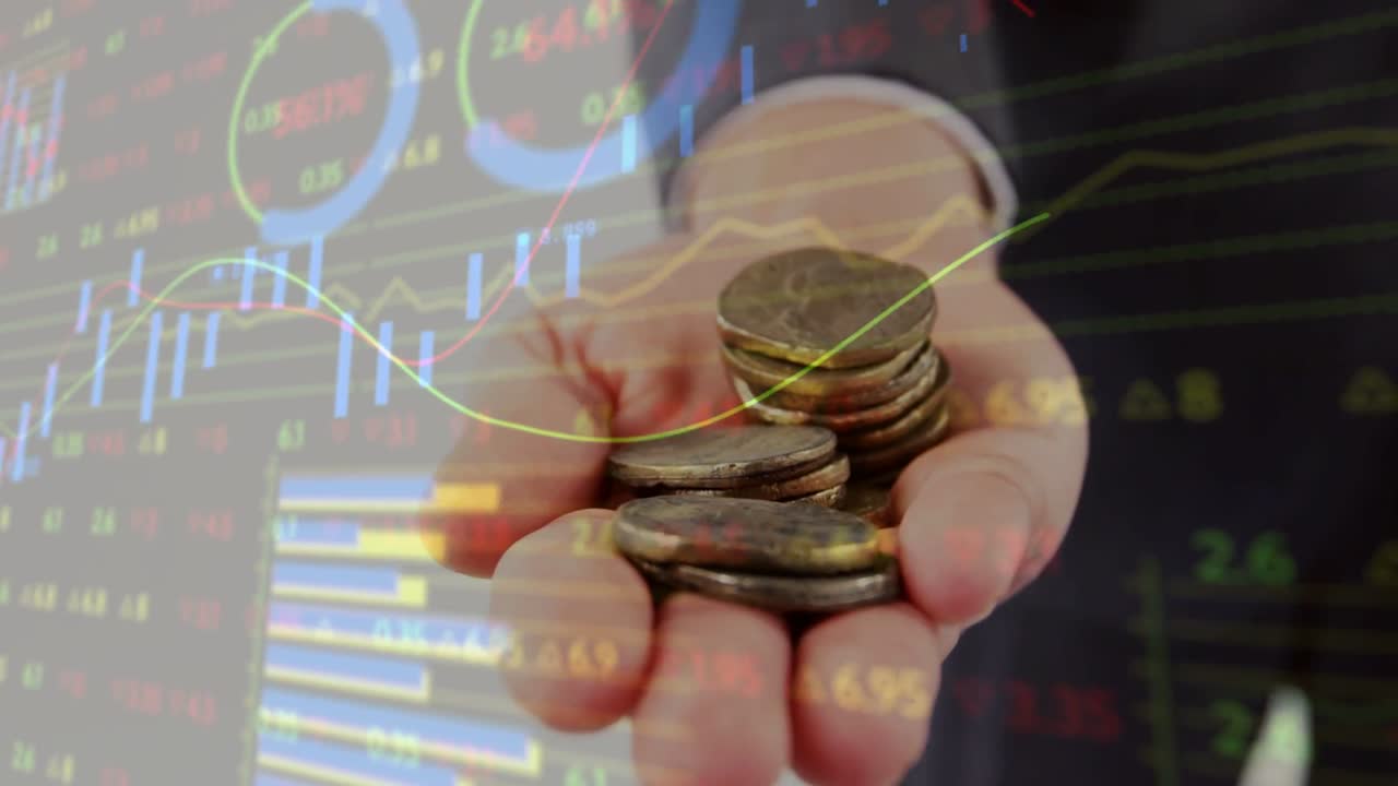 Empresário apresentando moedas, gráficos financeiros sobrepondo as moedas e mostrando o desempenho do mercado.