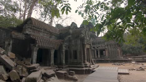 Langsamer-Spaziergang-Durch-Einen-Verfallenen-Tempel-Im-Kambodschanischen-Dschungel