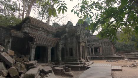 caminata lenta a través de un templo en ruinas en la jungla camboyana