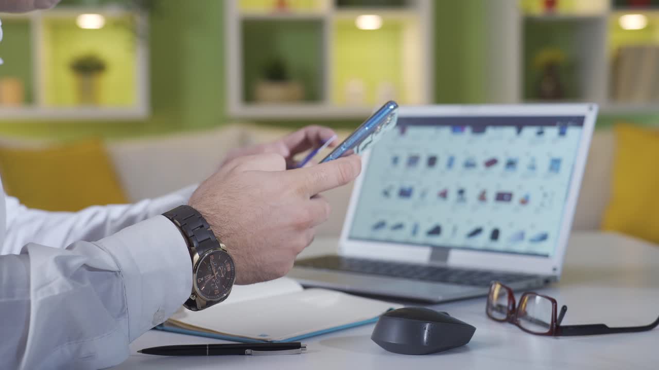 un primer plano de un hombre haciendo un pedido en el comercio electrónico.
