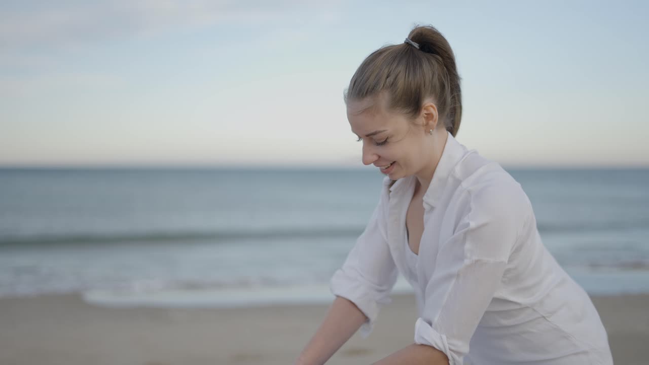 해가 지는 해변에 있는 여자