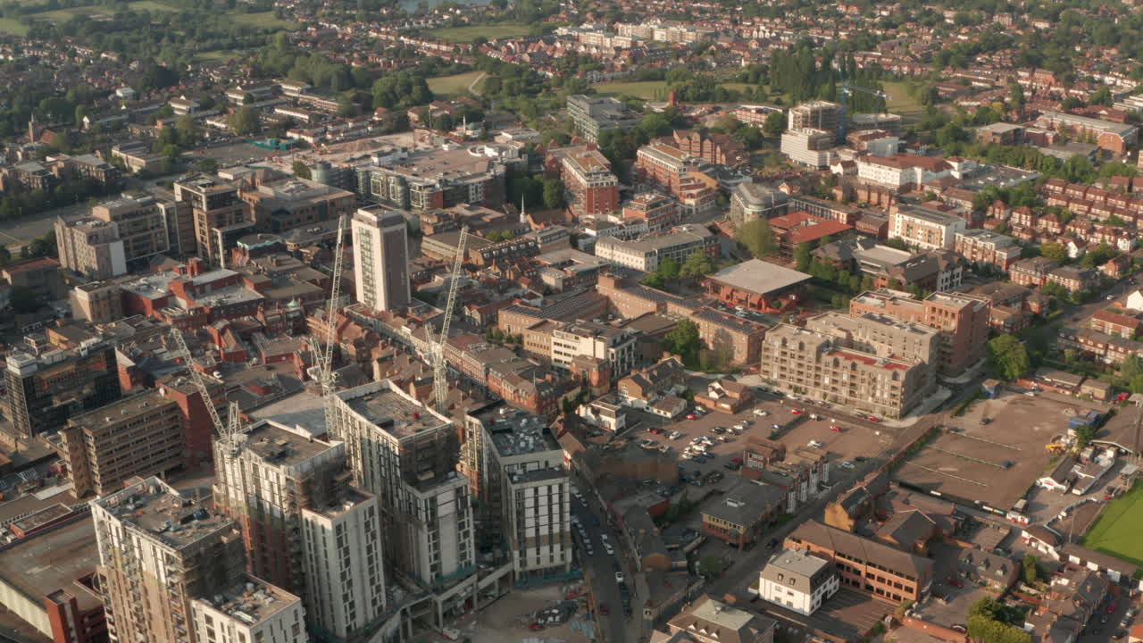 tomada aérea en círculo del desarrollo de nuevos edificios en la ciudad de maidenhead