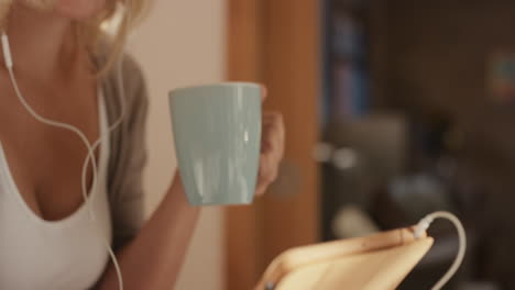 Schöne-Blonde-Frau-Zu-Hause-Mit-Digitaler-Tablet-Technologie