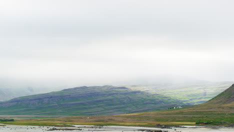 밝은 아침 동안 westfjords 지역의 팬 오른쪽 샷