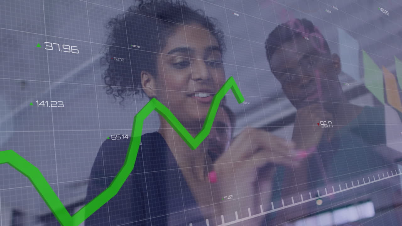 animación de un gráfico estadístico sobre diversos colegas de negocios masculinos y femeninos hablando en la oficina