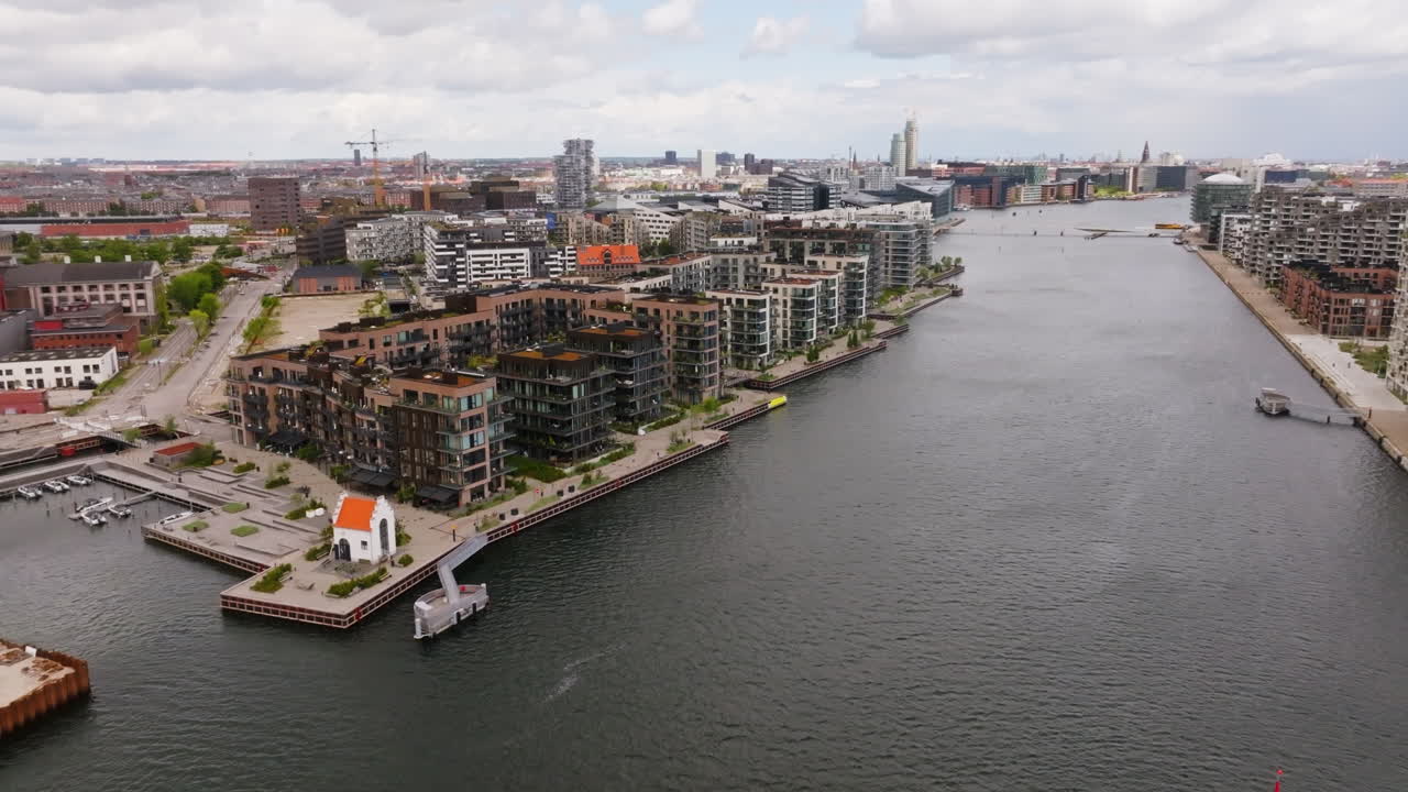 코펜하겐, 덴마크의 리버사이드, 럭셔리 콘도 앞에서 회전하는 공중 사진