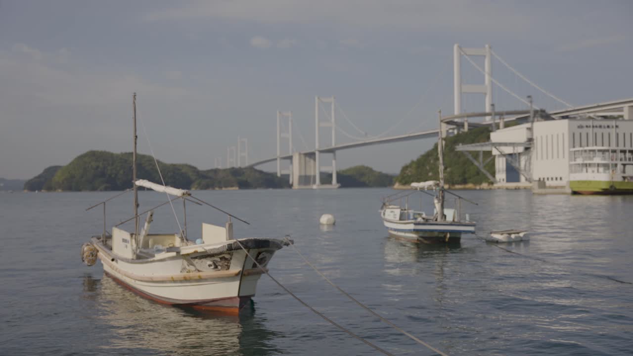 쿠루시마 해협 대교와 에히메 현의 고요한 일본 항구