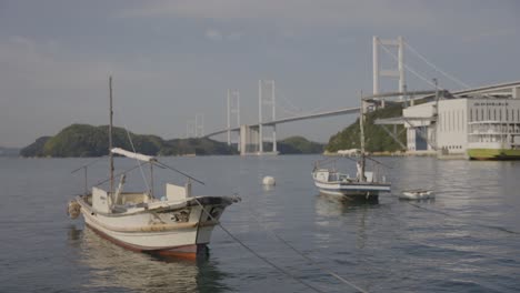 Puente-Kurushima-Kaikyo-Y-Tranquilo-Puerto-Japonés-En-La-Prefectura-De-Ehime