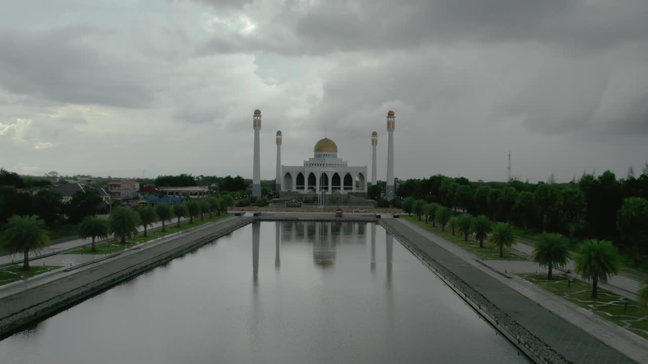 la cámara de avión no tripulado paisaje puesta de sol en la mezquita de la provincia de songkhla, tailandia. hermosa gran mezquita en el día de ramadán puesta de sol por la noche. video naturaleza color resolución 4k.
