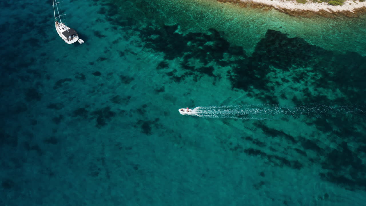 vista aérea de lancha navegando en el océano azul claro en verano