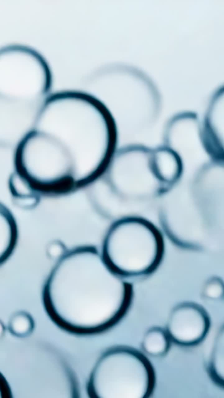 Video verticale: Riempimento di anelli traslucidi in verticale, di colore blu pallido, dopo un cerchio parziale che entra da destra.