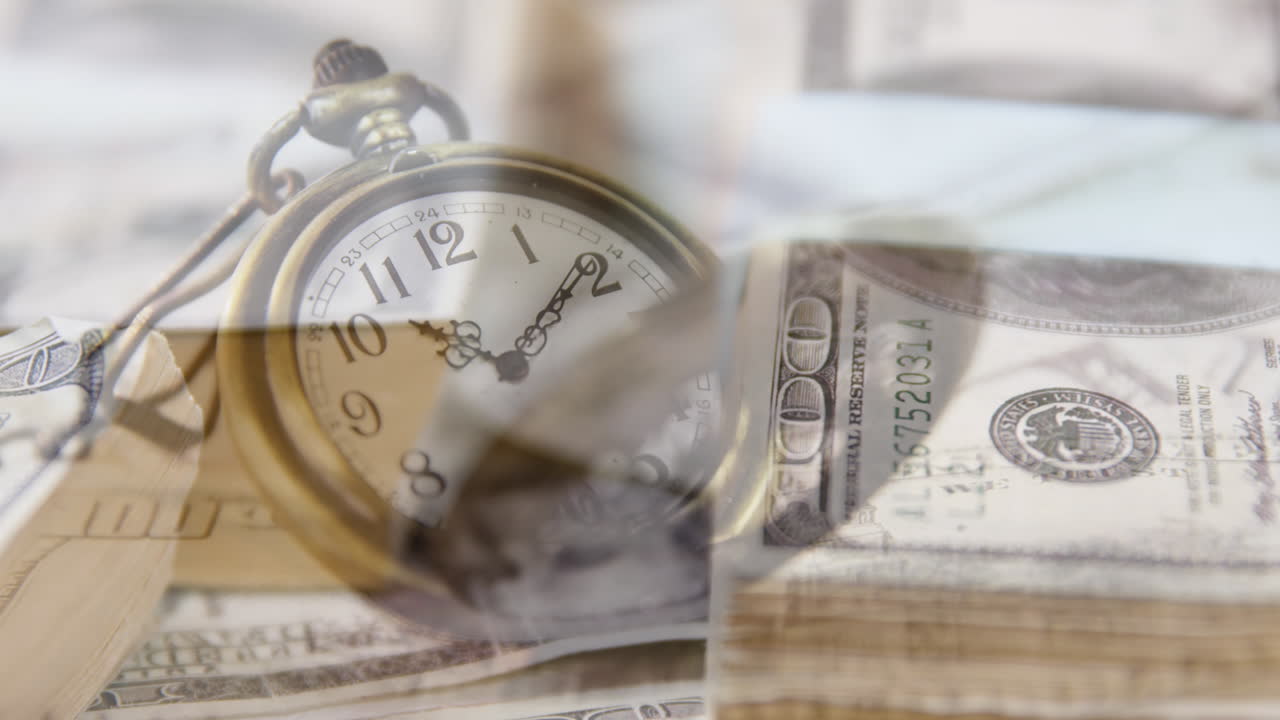 Video compuesto digital de un reloj de bolsillo sobre varios billetes de dólar americano