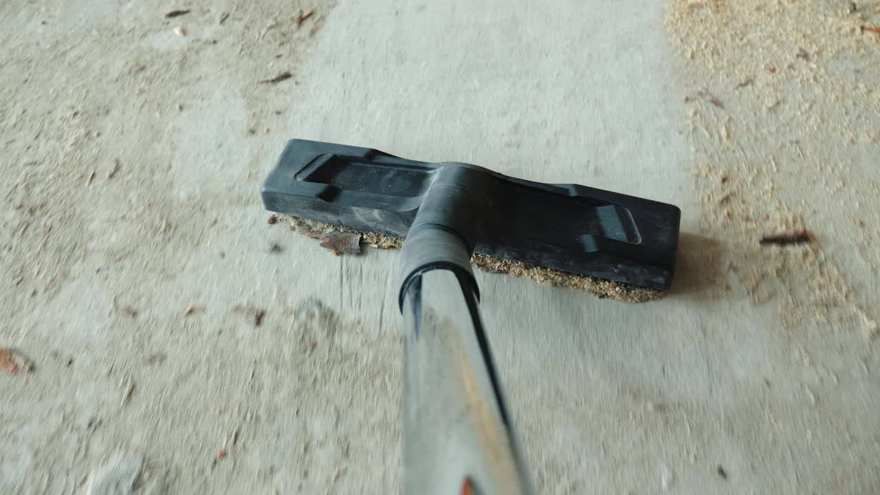 aspirar la basura en el sitio de construcción recoger aserrín con polvo de construcción