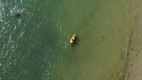 Durchquerung-Des-Klaren-Wassers-Von-Marazion-Beach,-Vereinigtes-Königreich