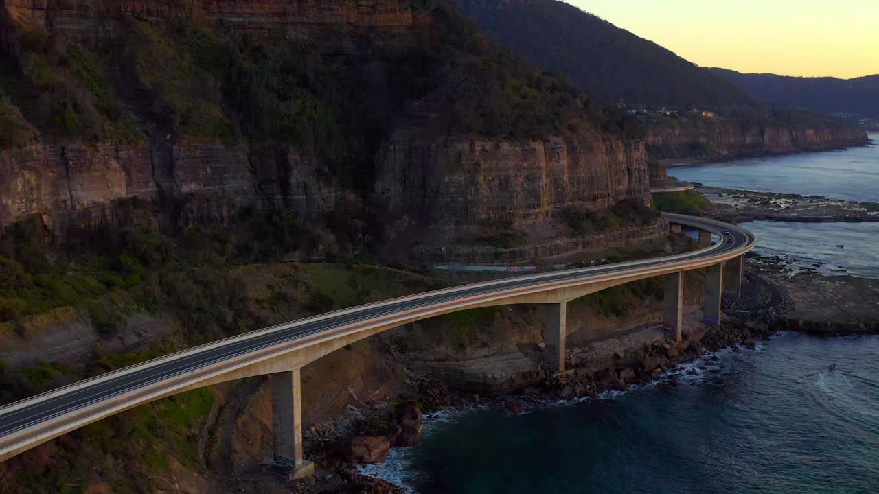 뉴 사우스 웨일즈, 호주에서 황혼에 호주 태평양 해안을 따라 바다 절벽 다리
