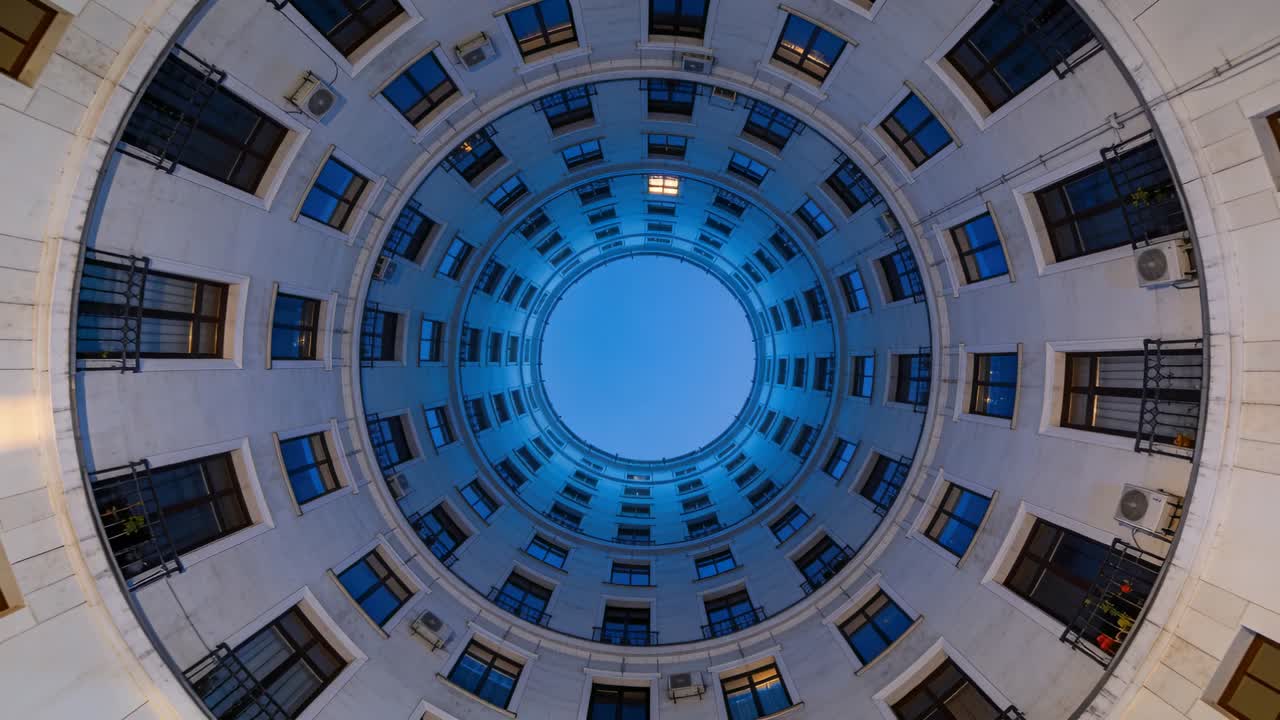 Video verticale: Telecamera che rimane ferma mentre la luce si raffredda, accentuando l'oculo e le finestre per il design