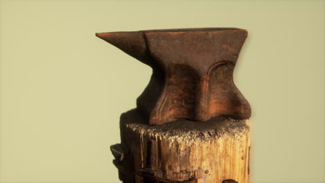 un yunque oxidado de la vieja forja del pueblo