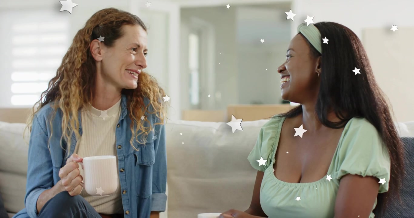 Duas mulheres levantando canecas no sofá enquanto compartilham uma história em um cenário de estilo de vida, com estrelas flutuantes adicionando um toque de fantasia