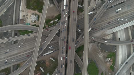 Este-Video-Trata-Sobre-Un-Lapso-De-Tiempo-De-Tráfico-En-Hora-Pico-En-La-Autopista-En-Houston,-Texas