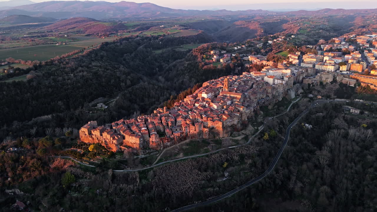 Pitigliano di Tuscany saat matahari terbenam, kota tua dengan pemandangan indah dan pesona bersejarah.