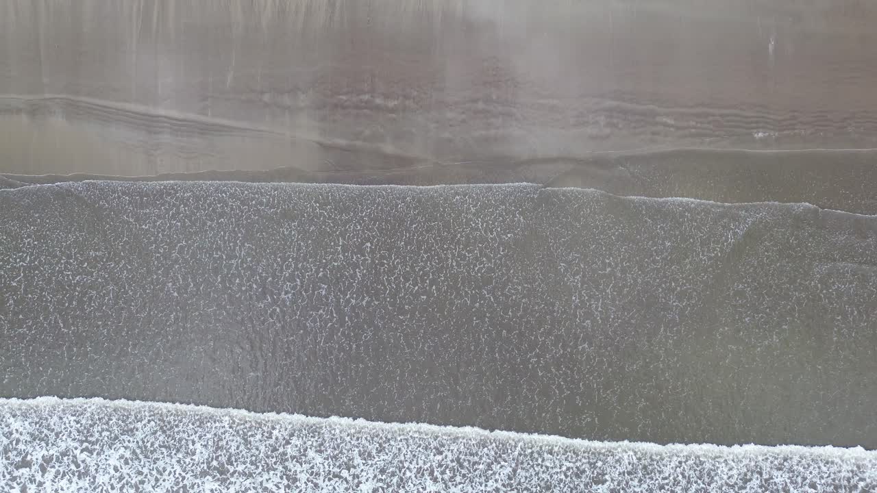 바다와 바다는 부드럽고 부드러운 파도와 아름다운 노란 모래로 함께합니다.