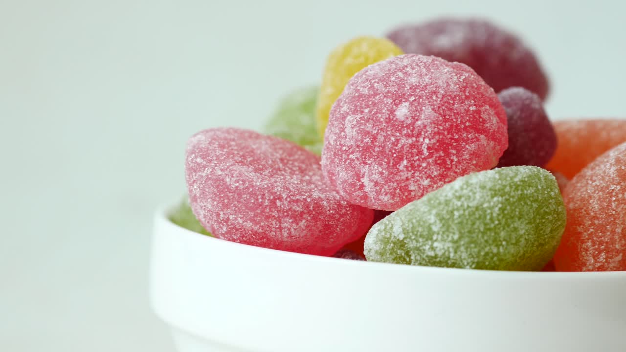 caramelos de goma de colores en un cuenco blanco
