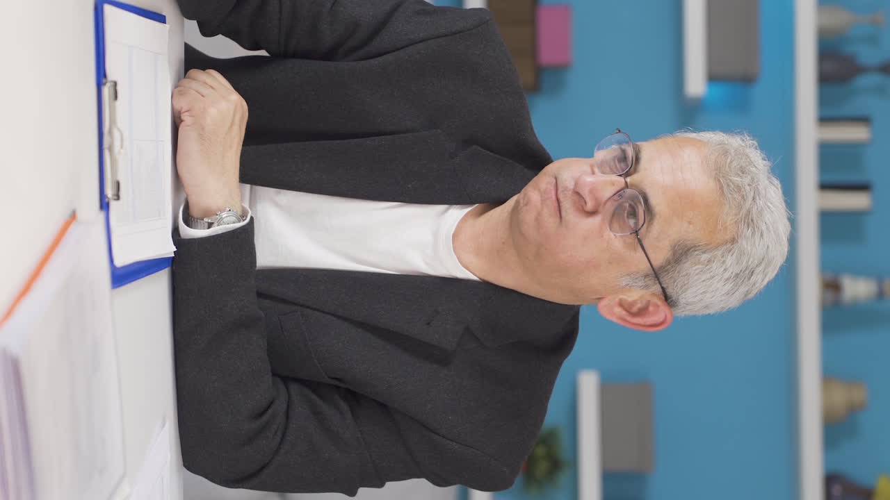 홈 오피스 근로자의 수직 비디오 스트레스를 받고 사려 깊은 사람.