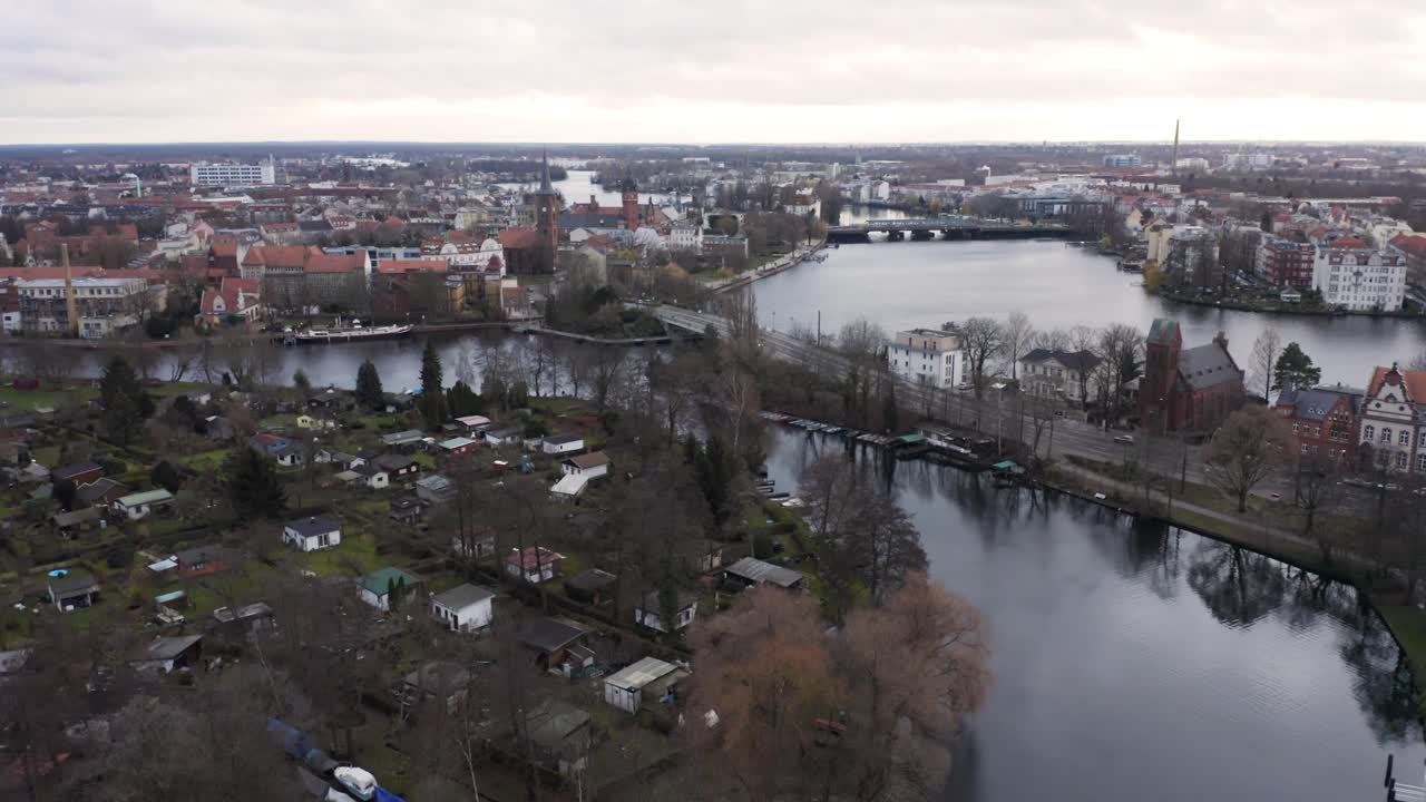 An aesthetic drone flight on an autumn day in Köpenick, Berlin.
The video shows a beautiful river and an interesting perspective on the city.