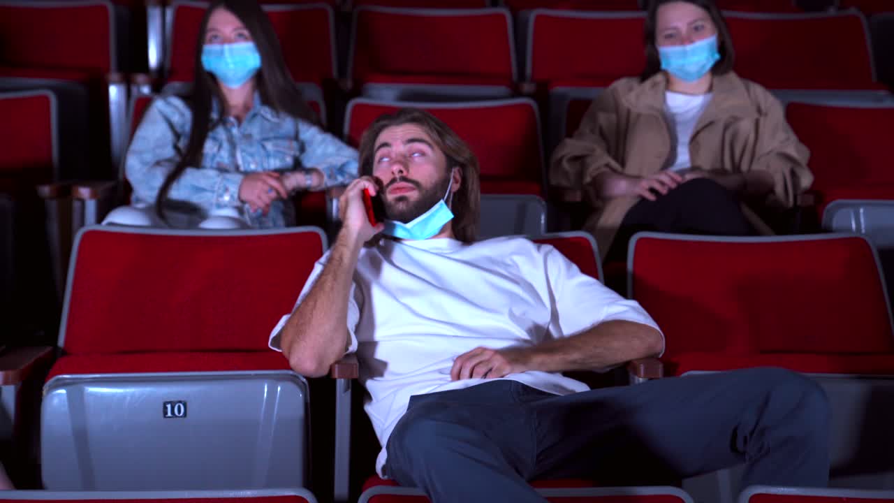 personas en el cine usando máscaras durante una pandemia