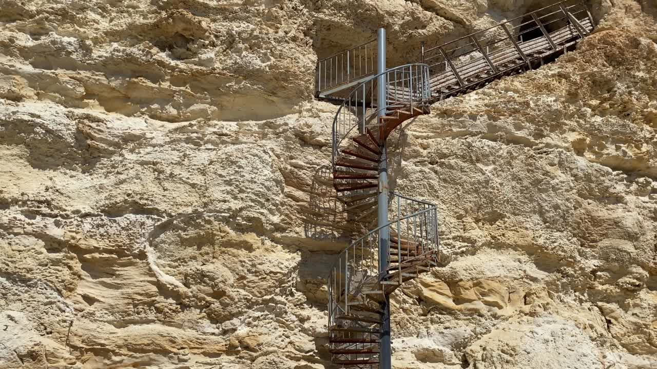 escalera en espiral en un acantilado.