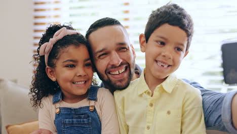 familia feliz, la lengua fuera o padre tomar una selfie