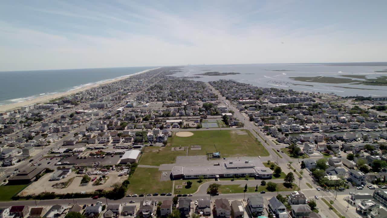 long beach island - toma aérea del centro de la ciudad de surf con la playa y el océano visibles