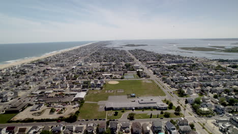 Long-Beach-Island---Toma-Aérea-Del-Centro-De-La-Ciudad-De-Surf-Con-Playa-Y-Océano-Visibles