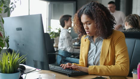 mujer trabajando en la computadora en la oficina