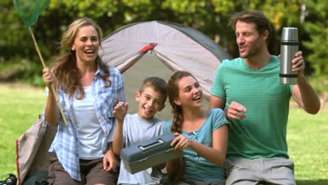 Familia-Feliz-Bailando-Frente-A-La-Tienda