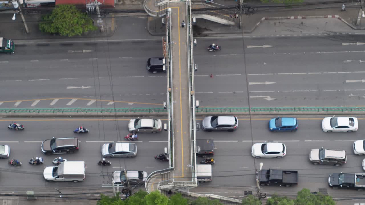 건물 꼭대기에서 방콕의 교통 시간 경과