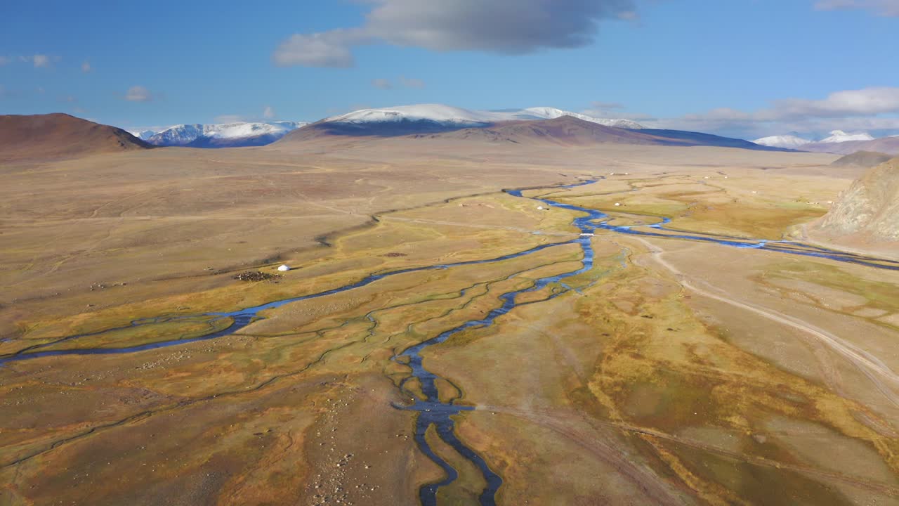 Praterie della steppa mongola con fiumi di sorgente nei Monti Altai, vista aerea