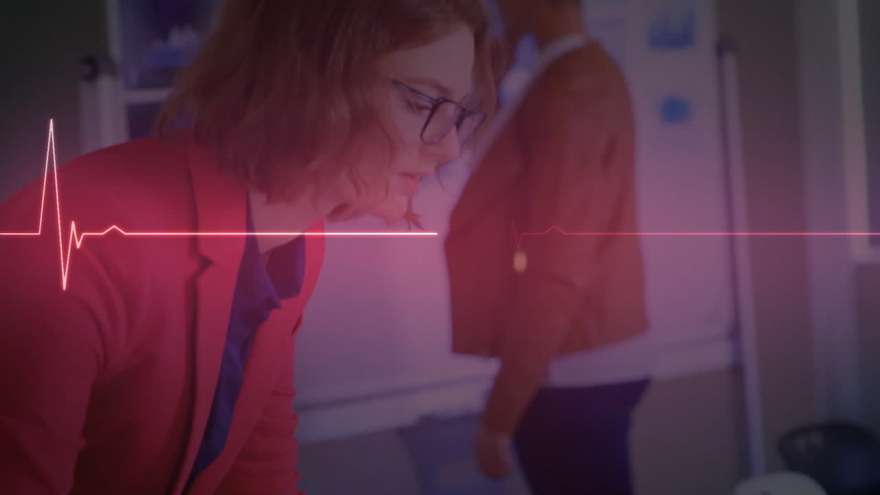 animación de una línea isoeléctrica sobre una mujer de negocios caucásica que usa una computadora portátil en la oficina