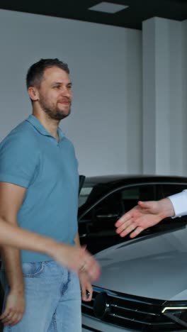 pareja comprando un coche en un concesionario