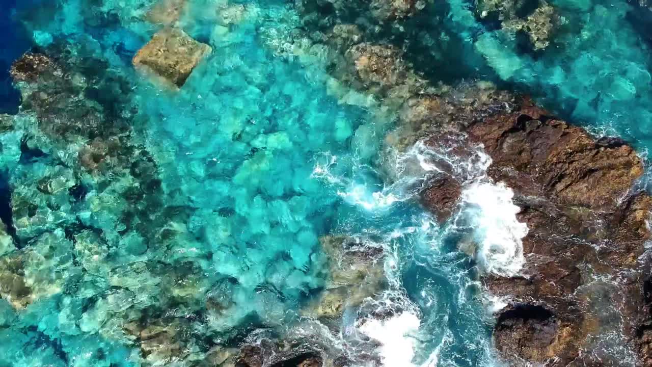 Filmato aereo con drone delle piscine naturali di Garachico Caletón. Oceano blu e le piscine naturali che fungono da spiagge a Tenerife. Belle onde si infrangono sulle rocce nell'acqua