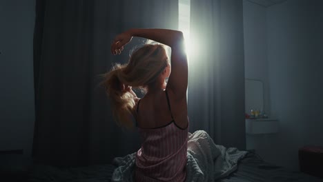 mujer estirándose en el dormitorio