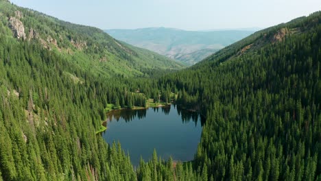 imágenes aéreas de drones acercándose al lago beaver en beaver creek, colorado