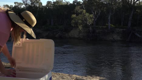 Frau-Holt-Getränkeflasche-Aus-Kühler-Esky-Box-Australischer-Camping-Sommer