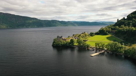 Una-Vista-Panorámica-Del-Histórico-Castillo-De-Urquhart,-Sobre-El-Preciado-Lago-Ness-De-Escocia,-En-Las-Tierras-Altas-De-Escocia.