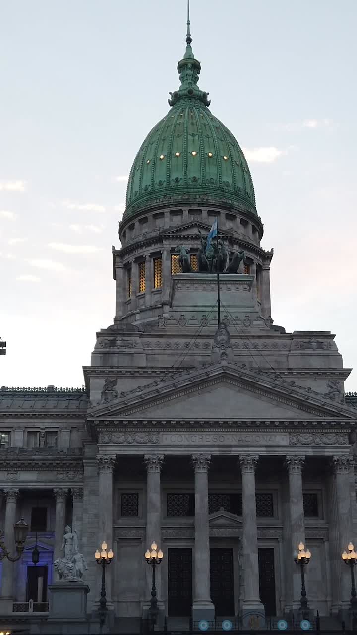 Cupola del Congresso Argentino al tramonto, Buenos Aires, facciata neoclassica illuminata, ripresa verticale dal basso.