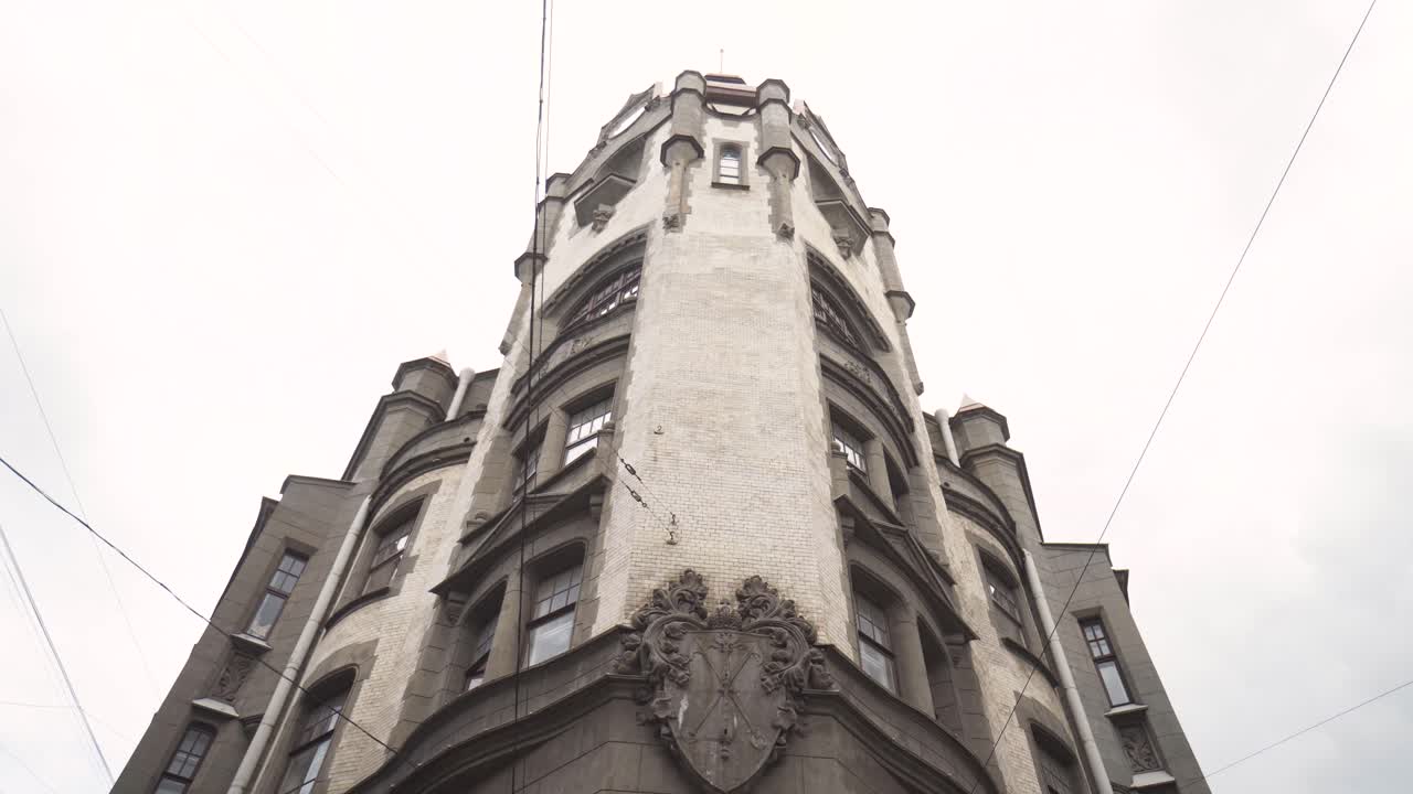 detalle arquitectónico de un edificio de esquina