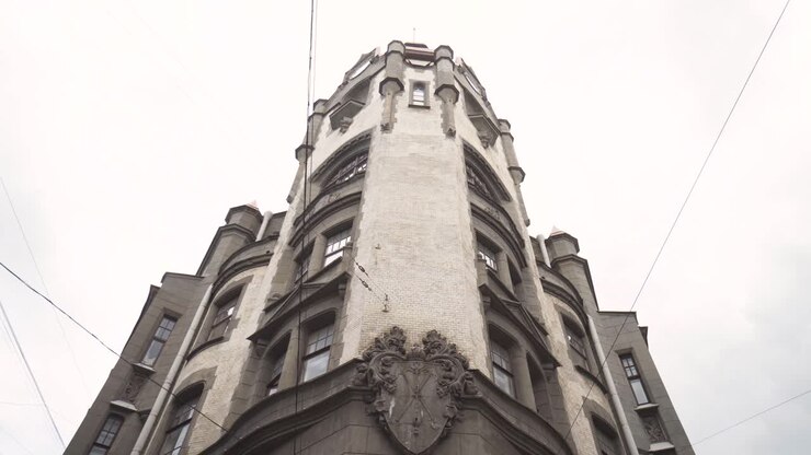 Detalle Arquitectónico de un Edificio en Esquina