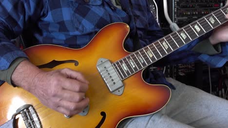 la guitarra siendo tocada por un músico