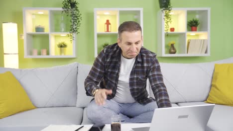 hombre aburrido y cansado haciendo meditación de respiración.